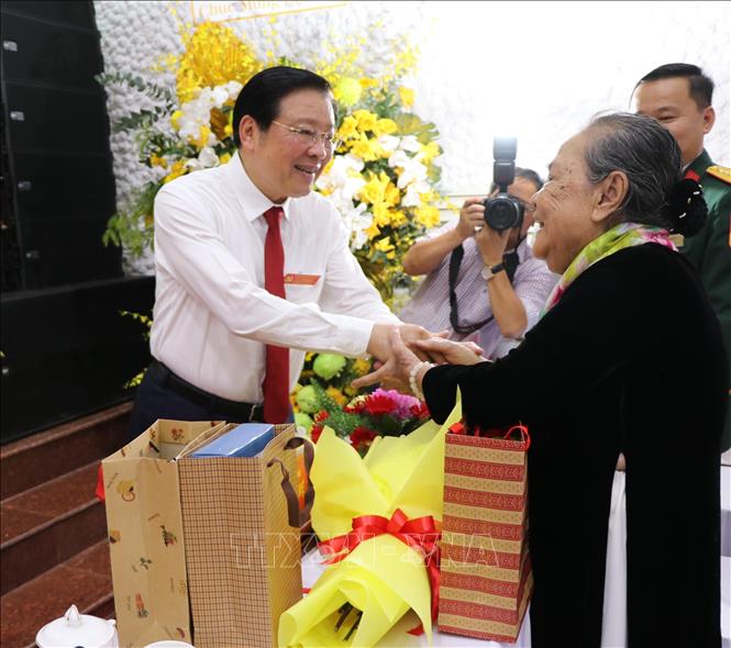 Đồng chí Phan Đình Trạc, Ủy viên Bộ Chính trị, Bí thư Trung ương Đảng, Trưởng Ban Nội chính Trung ương tặng quà Mẹ Việt Nam Anh hùng. Ảnh: Sỹ Tuyên - TTXVN