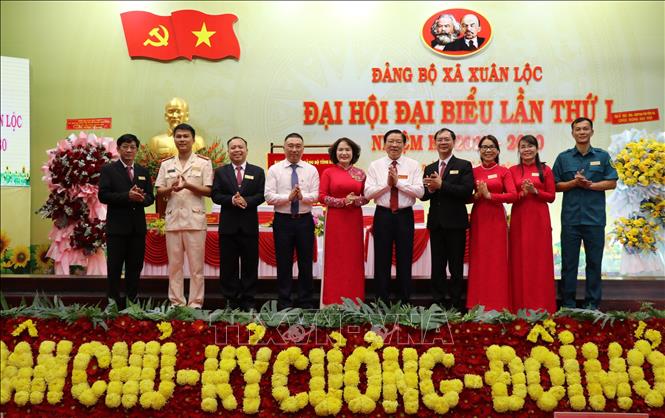 Đồng chí Phan Đình Trạc, Ủy viên Bộ Chính trị, Bí thư Trung ương Đảng, Trưởng Ban Nội chính Trung ương chụp hình lưu niệm với các Ủy viên Ban Thường vụ Đảng ủy xã xã Xuân Lộc. Ảnh: Sỹ Tuyên - TTXVN
