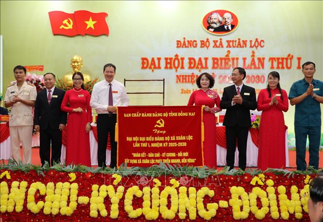 Bí thư Tỉnh ủy Vũ Hồng Văn trao bức trướng của Ban chấp hành Đảng bộ tỉnh Đồng Nai tặng và chúc mừng Đại hội Đảng bộ xã Xuân Lộc. Ảnh: Sỹ Tuyên - TTXVN