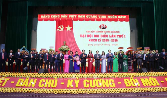 Ban chấp hành Đảng bộ UBND tỉnh Quảng Ngãi gồm 32 đồng chí ra mắt Đại hội. Phạm Cường- TTXVN