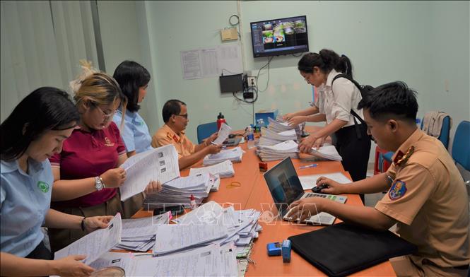 Hội đồng tổ chức thi sát hạch lái xe giải quyết hồ sơ cho học viên xuyên đêm trong tháng 7/2025. Ảnh: Linh Sơn - TTXVN 