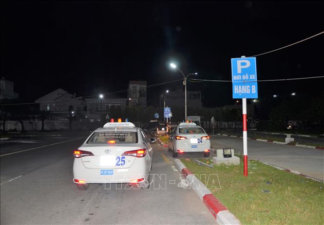 Các học viên thực hành phần thi nội dung sa hình tại một trung tâm sát hạch lái xe tối 29/7. Ảnh: Linh Sơn- TTXVN