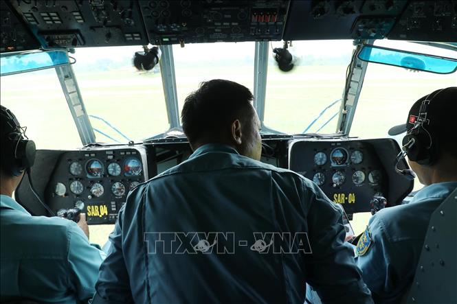  Phi công trong buồng lái máy bay trực thăng. Ảnh: Trọng Đức - TTXVN