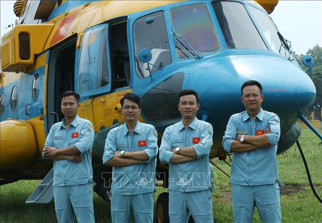 Thành viên tổ bay trước giờ cất cánh.  Ảnh: Trọng Đức - TTXVN