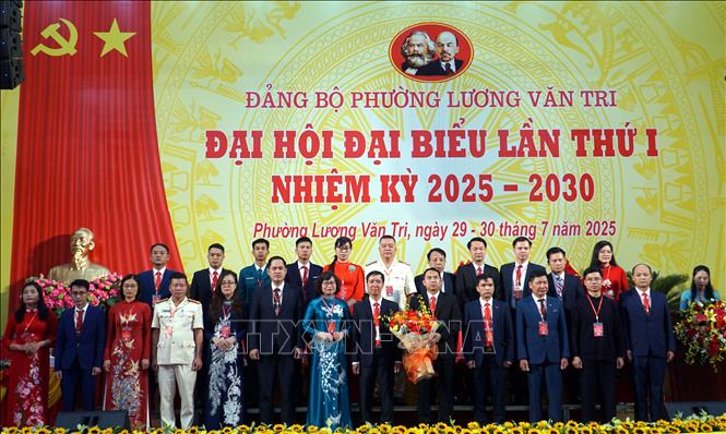 Ban Chấp hành Đảng bộ phường Lương Văn Tri, tỉnh Lạng Sơn ra mắt Đại hội. Ảnh: Văn Đạt - TTXVN                    