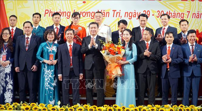 Lãnh đạo tỉnh Lạng Sơn chúc mừng Ban Chấp hành Đảng bộ phường Lương Văn Tri. Ảnh: Văn Đạt - TTXVN                           