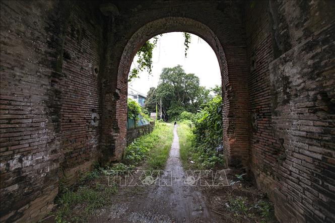 Cổng thành phía Tây khá nguyên vẹn, kiến trúc mái vòm với các lớp khác nhau xây bằng gạch bát. Ảnh: Trọng Đạt-TTXVN