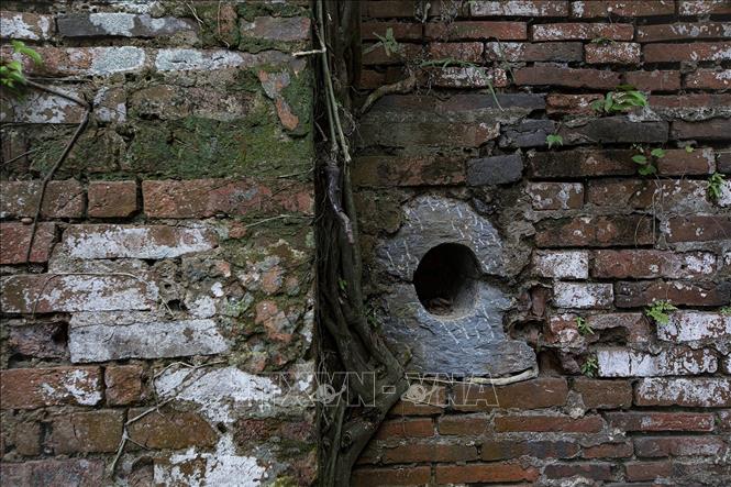 Phía trong vòm cổng thành của hai cổng có những khối đá lỗ tròn, theo lời chia sẻ của những người cao niên nơi đây thì những khối đá vuông đục lỗ có thể là dùng để cắm then cài cửa thành. Ảnh: Trọng Đạt-TTXVN