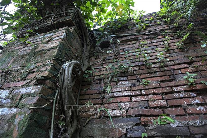 Phía trong vòm cổng thành của hai cổng có những khối đá lỗ tròn, theo lời chia sẻ của những người cao niên nơi đây thì những khối đá vuông đục lỗ có thể là dùng để cắm then cài cửa thành. Ảnh: Trọng Đạt-TTXVN