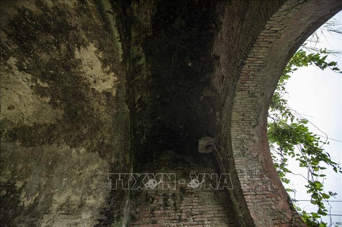 Cổng thành phía Tây khá nguyên vẹn, kiến trúc mái vòm với các lớp khác nhau xây bằng gạch bát. Ảnh: Trọng Đạt-TTXVN