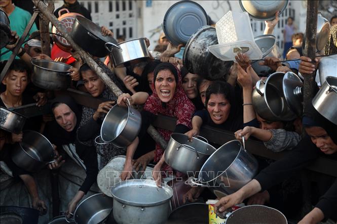 Người dân Palestine chờ nhận thức ăn cứu trợ tại thành phố Gaza, ngày 20/7/2025. Ảnh: THX/TTXVN