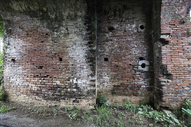 Phía trong vòm cổng thành của hai cổng có những khối đá lỗ tròn, theo lời chia sẻ của những người cao niên nơi đây thì những khối đá vuông đục lỗ có thể là dùng để cắm then cài cửa thành. Ảnh: Trọng Đạt-TTXVN