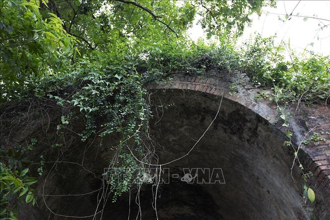 Cổng thành phía Tây khá nguyên vẹn, kiến trúc mái vòm với các lớp khác nhau xây bằng gạch bát. Ảnh: Trọng Đạt-TTXVN