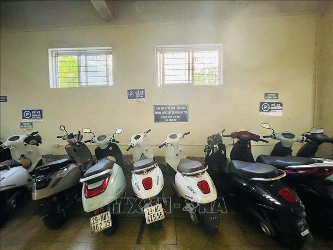 Khu dành riêng cho xe điện được bố trí gần cửa ra vào nhà xe Chung cư CT3C - X2 Bắc Linh Đàm. Ảnh: Tuyết Mai - TTXVN