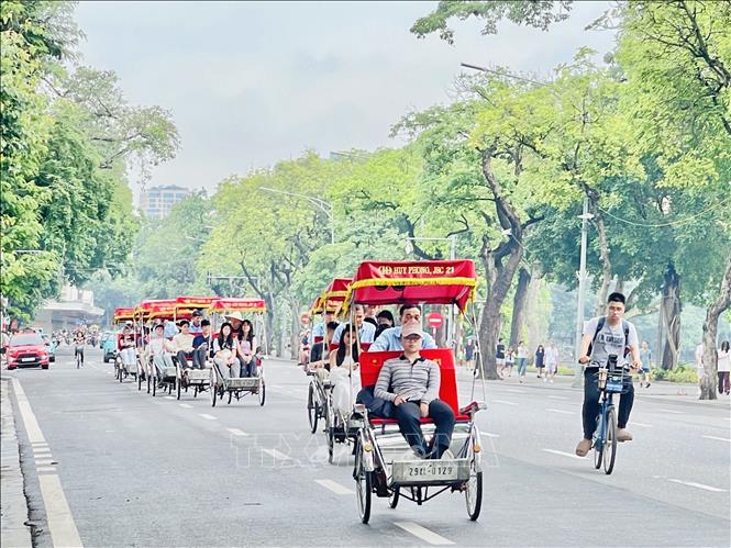 Các tour trải nghiệm nhìn ngắm phố cổ Hà Nội trên xích lô được khách du lịch thích thú. Ảnh: Tuyết Mai - TTXVN 
