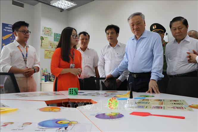Phó Thủ tướng Thường trực Chính phủ Nguyễn Hòa Bình tham quan lớp học tiếng Anh của Tổ hợp giáo dục FPT tại Huế. Ảnh: Mai Trang - TTXVN