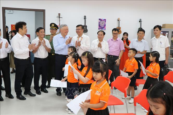 Phó Thủ tướng Thường trực Nguyễn Hòa Bình tham quan lớp học Âm nhạc tại Tổ hợp giáo dục FPT Huế. Ảnh: Mai Trang - TTXVN