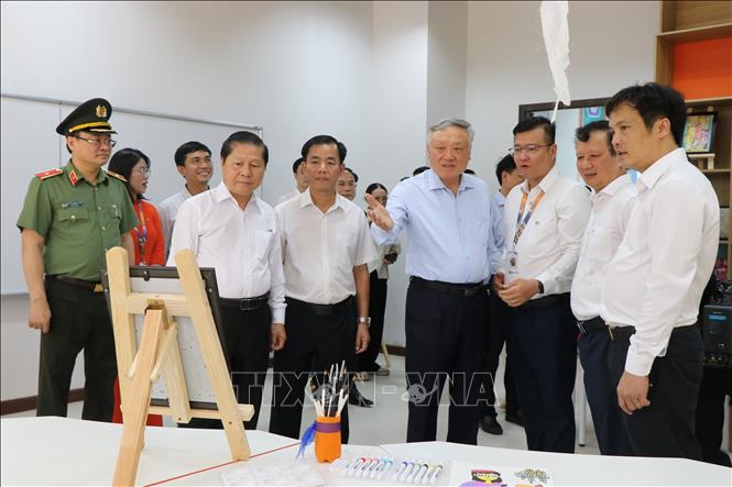 Phó Thủ tướng Thường trực Nguyễn Hòa Bình tham quan các phòng chức năng tại Tổ hợp giáo dục FPT Huế. Ảnh: Mai Trang - TTXVN
