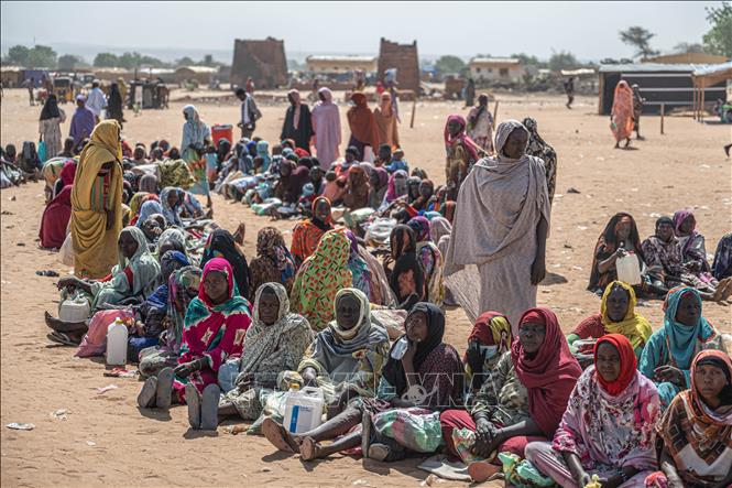 Người tị nạn Sudan chờ nhận thức ăn cứu trợ tại Adre, CH Chad, ngày 25/6/2025. Ảnh: THX/TTXVN