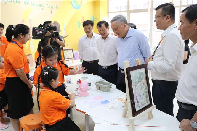 Phó Thủ tướng Thường trực Nguyễn Hòa Bình tham quan các phòng chức năng tại Tổ hợp giáo dục FPT Huế. Ảnh: Mai Trang - TTXVN