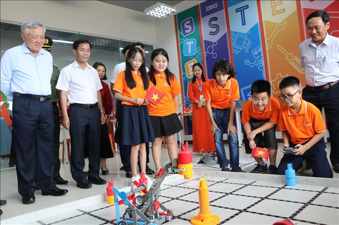 Phó Thủ tướng Thường trực Nguyễn Hòa Bình tham quan phòng học Robotics, một trong những lĩnh vực công nghệ mũi nhọn của Tổ hợp giáo dục FPT Huế. Ảnh: Mai Trang - TTXVN