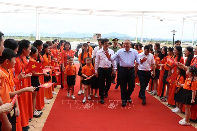 Phó Thủ tướng Thường trực Chính phủ Nguyễn Hòa Bình thăm Tổ hợp giáo dục FPT Huế. Ảnh: Mai Trang - TTXVN