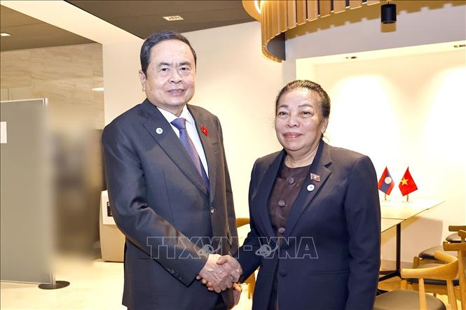 Chủ tịch Quốc hội Trần Thanh Mẫn gặp Phó Chủ tịch Quốc hội Lào Sounthone Xayachak. Ảnh: Doãn Tấn – TTXVN