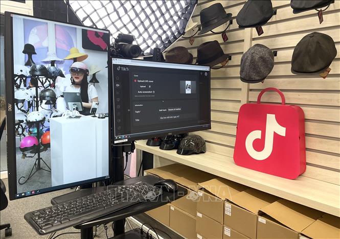 Tiktok Shop là một trong những nền tảng có tốc độ tăng trưởng mạnh, nâng thị phần lên 35% trong tổng doanh thu thương mại điện tử trong nửa đầu năm 2025. Ảnh: Hương Giang - TTXVN 