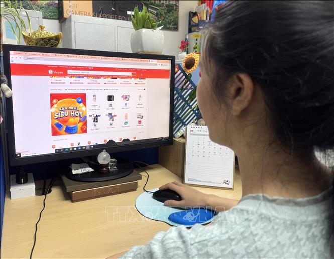 Mua sắm online là thói quen của nhiều nhân viên văn phòng. Ảnh: Hương Giang – TTXVN