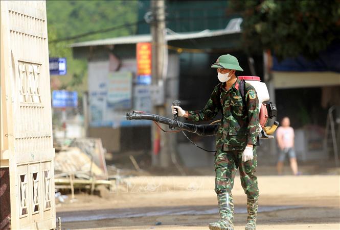 Lực lượng Sư đoàn 324 phun hóa chất khử trùng tại xã Mường Xén. Ảnh: Văn Tý-TTXVN