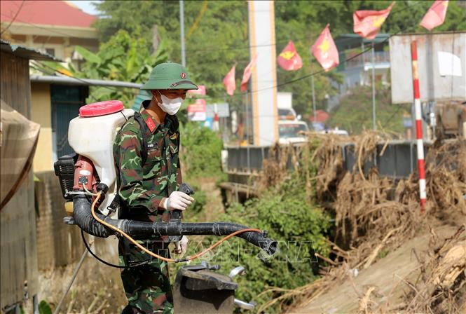 Lực lượng Sư đoàn 324 phun hóa chất khử trùng tại xã Mường Xén. Ảnh: Văn Tý-TTXVN