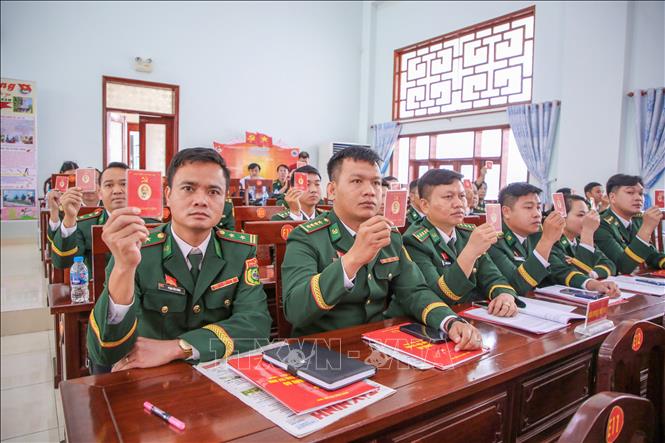 Đại biểu biểu quyết thông qua Nghị quyết Đại hội Đại biểu Đảng bộ Ban Chỉ huy Bộ đội Biên phòng tỉnh Tây Ninh lần thứ nhất, nhiệm kỳ 2025 - 2030. Ảnh: Giang Phương - TTXVN