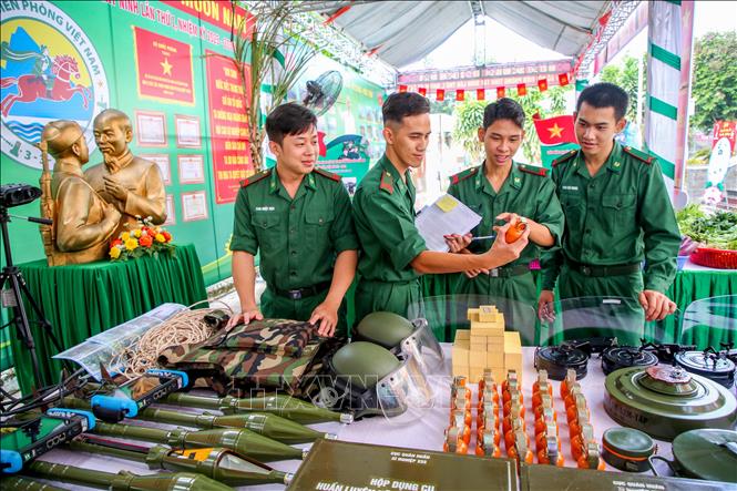 Cán bộ, chiến sĩ Ban Chỉ huy Bộ đội Biên phòng tỉnh Tây Ninh tìm hiểu trang thiết bị, khí tài huấn luyện tại gian trưng bày chuyên đề. Ảnh: Giang Phương - TTXVN
