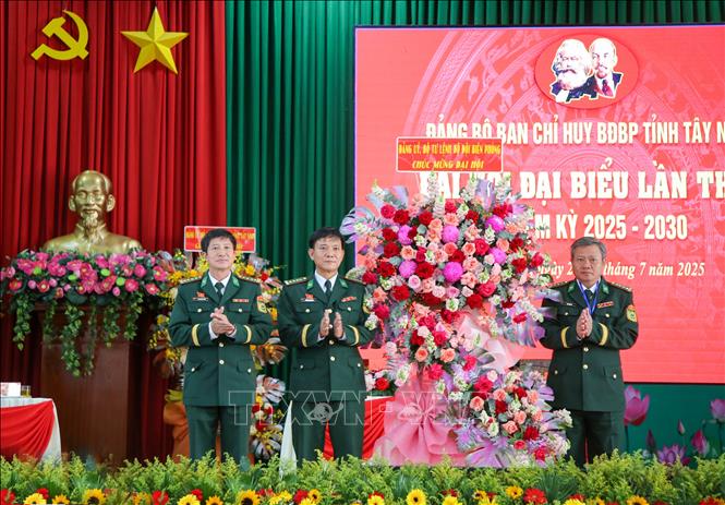 Đại tá Bùi Văn Vũ, Phó Chủ nhiệm Chính trị Bộ đội Biên phòng Việt Nam chúc mừng Đại hội. Ảnh: Giang Phương – TTXVN