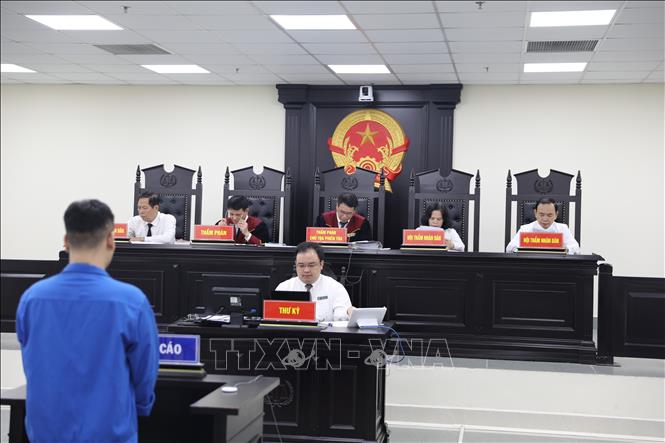 Hội đồng xét xử tiến hành thẩm vấn bị cáo tại phiên Tòa. Ảnh: Quốc Lũy - TTXVN