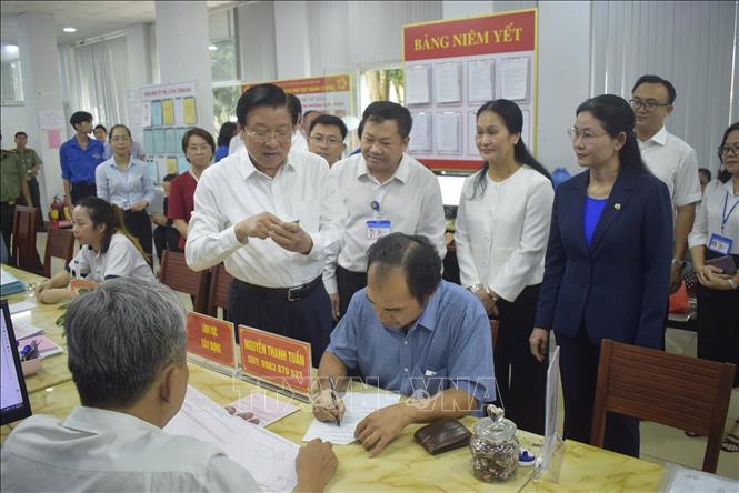 Trưởng Ban Nội chính Trung ương Phan Đình Trạc kiểm tra vận hành, giải quyết thủ tục hành chính tại Trung tâm phục vụ hành chính công phường Long Khánh, tỉnh Đồng Nai. Ảnh: Sỹ Tuyên - TTXVN