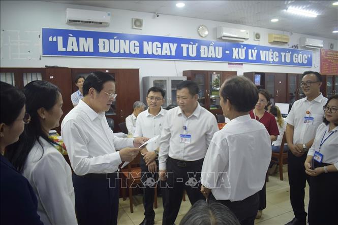 Trưởng Ban Nội chính Trung ương Phan Đình Trạc kiểm tra vận hành, giải quyết thủ tục hành chính tại Trung tâm phục vụ hành chính công phường Long Khánh, tỉnh Đồng Nai. Ảnh: Sỹ Tuyên - TTXVN