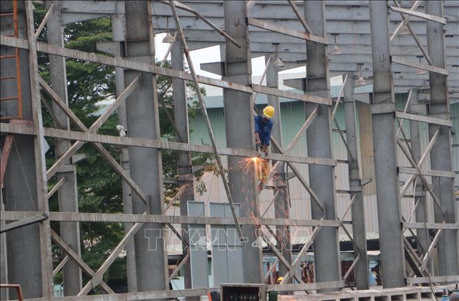 Doanh nghiệp tại Khu công nghiệp Khu công nghiệp Biên Hòa 1 tháo dỡ nhà xưởng. Ảnh: Công Phong - TTXVN
