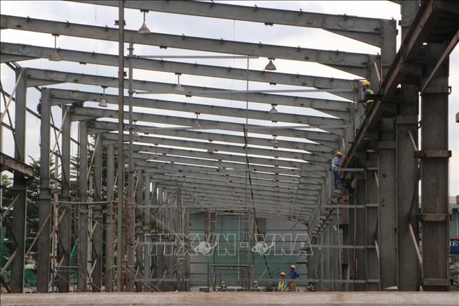 Nhà xưởng của 1 doanh nghiệp tại Khu công nghiệp Khu công nghiệp Biên Hòa 1 đang được tháo dỡ. Ảnh: Công Phong - TTXVN