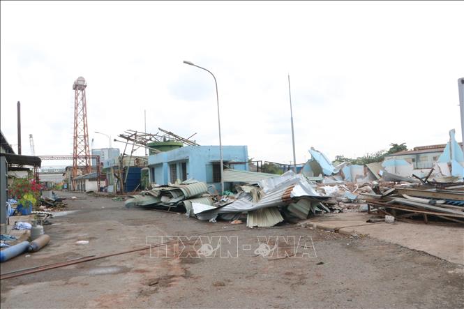 Doanh nghiệp tại Khu công nghiệp Khu công nghiệp Biên Hòa 1 tháo dỡ nhà xưởng. Ảnh: Công Phong - TTXVN
