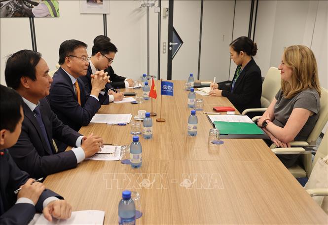 Phó Thủ tướng Lê Thành Long làm việc với Tổng Giám đốc Tổ chức Di cư Quốc tế (IOM) Amy Pope. Ảnh: Anh Hiển - PV TTXVN tại Thụy Sĩ 