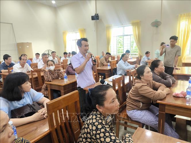 Người dân tham gia ý kiến tại buổi đối thoại. Ảnh: Huỳnh Phúc Hậu - TTXVN