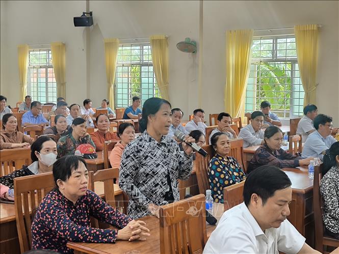 Người dân tham gia ý kiến tại buổi đối thoại. Ảnh: Huỳnh Phúc Hậu - TTXVN
