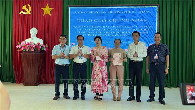 Hai hộ dân hạnh phúc khi được cấp 