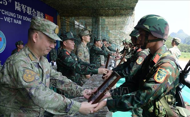 Bộ Chỉ huy huấn luyện Liên hợp đã trao Bằng khen cho 20 đội viên Việt Nam và 20 đội viên Trung Quốc hoàn thành xuất sắc nhiệm vụ Huấn luyện liên hợp Lục quân “Chung tay đồng hành – 2025”. Ảnh: TTXVN phát