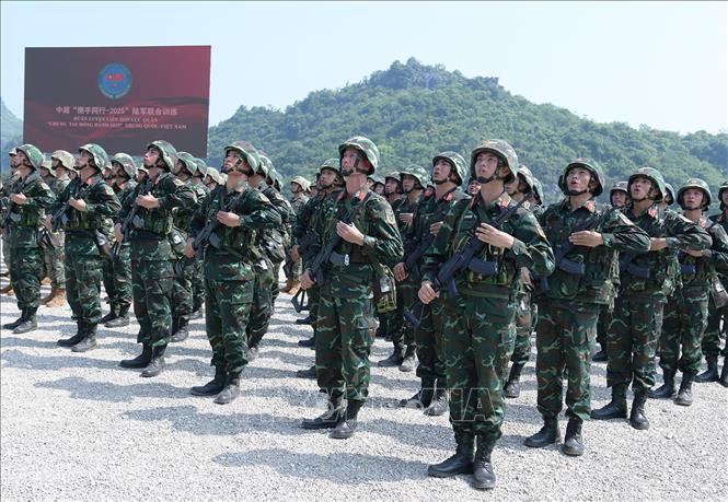 Các chiến sĩ Lục quân Việt Nam hát Quốc ca tại lễ bế mạc. Ảnh: TTXVN phát