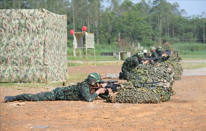 Trình diễn khoa mục bắn súng. Ảnh: TTXVN phát