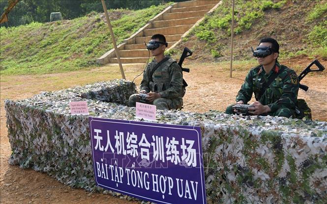Bộ đội Lục quân hai nước Việt Nam – Trung Quốc phối hợp thực hiện khoa mục huấn luyện điều khiển phương tiện không người lái (UAV) tiêu diệt mục tiêu. Ảnh: TTXVN phát