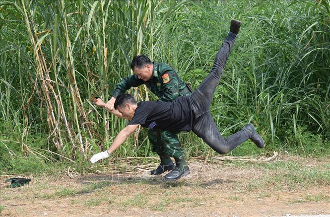 Màn trình diễn đánh bắt khủng bố của bộ đội Việt Nam trong khoa mục huấn luyện phối hợp liên hoàn, bảo vệ an ninh, an toàn khu vực biên giới. Ảnh: TTXVN phát