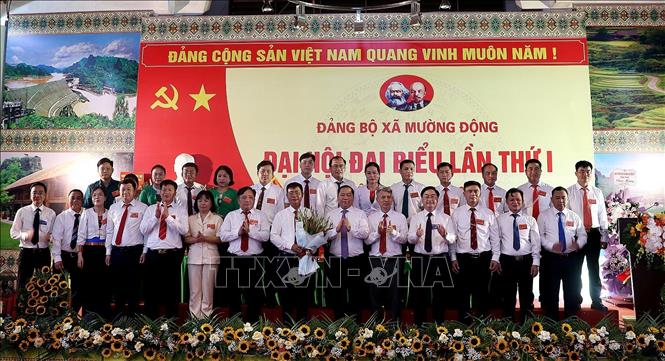 Đồng chí Nguyễn Phi Long, Phó Bí thư Thường trực Tỉnh ủy Phú Thọ chúc mừng Ban Chấp hành Đảng bộ xã Mường Động. Ảnh: Thanh Hải - TTXVN